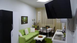 En tv och/eller ett underhållningssystem på Central Apartments Shoshi