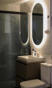 Ένα μπάνιο στο Luxury living by Dazzie +9 φωτογραφίες