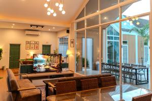 Posezení v ubytování BellaBella Private Pool Villa Hua Hin