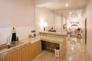 メダンにあるCBD Studio1 Next to Sun Plaza City Center!のキッチン(カウンタートップ、テーブル付) +30枚の写真