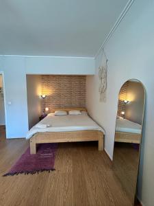 Un dormitorio pequeño con una cama y un espejo. en Studio apartment near the center, en Jyväskylä