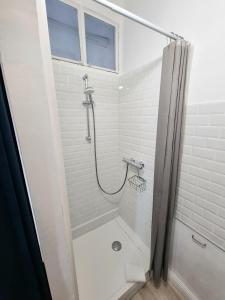 Fotografie z fotogalerie ubytování La Chambre Bleue - Chambre avec salle de bain v destinaci Argenton-sur-Creuse