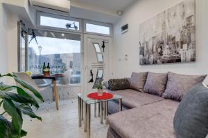een woonkamer met een bank en een tafel bij B&B Apartments Coli apartments Ema & Antigona self check on the ground floor in Bakar
