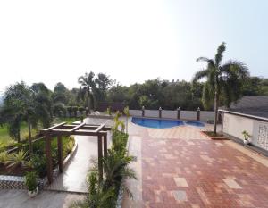 FabHotel Ocean View Apartment - Nr Dabolim Airport内部或周边的泳池