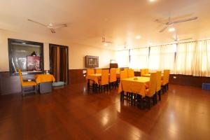 FabHotel Ocean View Apartment - Nr Dabolim Airport餐厅或其他用餐的地方