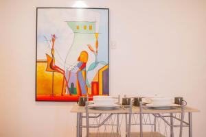 Deux tables dans une pièce avec un tableau sur le mur dans l'établissement CBD Studio3 next to Sun Plaza Real City Center!, à Medan 18 autres photos