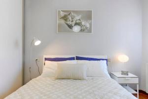 Postel nebo postele na pokoji v ubytování Grazioso studio in centro- WIFI Ascensore Aria Condizionata