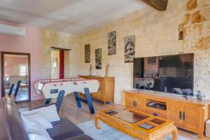 a living room with a pool table in the middle of it at Villa Pauill'Art in Pauillac