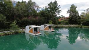 Bazén v ubytování Floating Dream nebo v jeho okolí