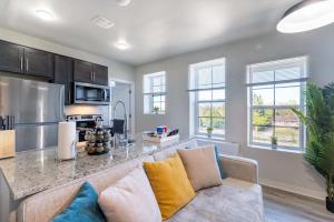 Η κουζίνα ή μικρή κουζίνα στο 2BR Exclusive Retreat Near Henry Ford