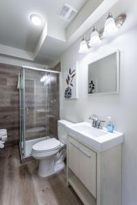 Ένα μπάνιο στο 2BR Exclusive Retreat Near Henry Ford +14 φωτογραφίες
