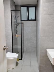 Un baño con ducha, inodoro y lavabo. en Cubic Botanical Bangsar South, en Kuala Lumpur