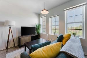 Μια τηλεόραση ή/και κέντρο ψυχαγωγίας στο 2BR Modern Retreat Near Henry Ford