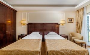 een hotelkamer met twee bedden en een raam bij Hotel President Solin in Solin +60 foto's