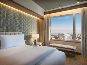 Postel nebo postele na pokoji v ubytování The Westin Madrid Cuzco