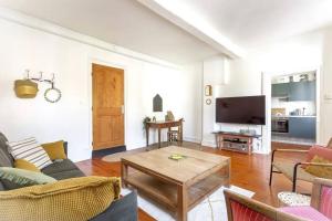 a living room with a couch and a coffee table at Le Fidésien in Sainte-Foy-lès-Lyon