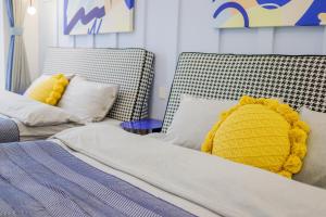 Llit o llits en una habitació de 西安市中心钟楼整套四室一厅一厨两卫