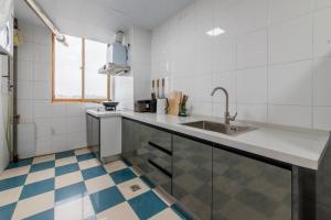 Cuina o zona de cuina de 西安市中心钟楼整套四室一厅一厨两卫