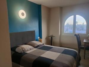 a bedroom with a bed and a window at APPARTEMENT VUE MER Empuriabrava in Empuriabrava