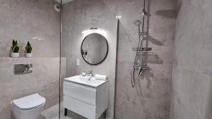 Ένα μπάνιο στο Nowoczesne Studio z Balkonem WiFi & Smart TV by Noclegi Renters