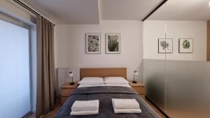 Ένα ή περισσότερα κρεβάτια σε δωμάτιο στο Nowoczesne Studio z Balkonem WiFi & Smart TV by Noclegi Renters