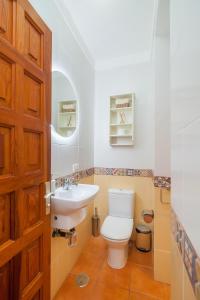un baño con inodoro y lavabo en PARAISO BAMBOO - 2 bedrooms, 2 bathrooms, fibre net, heart of the Los Gigantes, tv channels, en Acantilado de los Gigantes