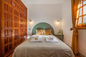 Un dormitorio con una cama con dos toallas encima. en PARAISO BAMBOO - 2 bedrooms, 2 bathrooms, fibre net, heart of the Los Gigantes, tv channels, en Acantilado de los Gigantes