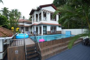 Hồ bơi trong/gần Bellevue Homestay and Wellness Centre