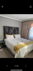 En eller flere senge i et værelse på Self catering three bedroom