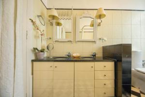 een badkamer met twee wastafels en een spiegel bij Adore Portugal Coimbra Guest House in Coimbra