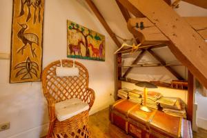 een kamer met een stoel en een tafel met een bureau bij Adore Portugal Coimbra Guest House in Coimbra