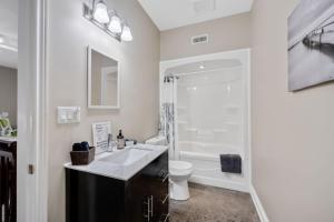 Ένα μπάνιο στο LUX Lakefront Sleeps18 Pickleball HotTub Sauna Gym Arcade Basketball Volleyball +67 φωτογραφίες