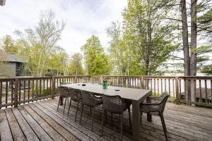 Μπαλκόνι ή βεράντα στο LUX Lakefront Sleeps18 Pickleball HotTub Sauna Gym Arcade Basketball Volleyball