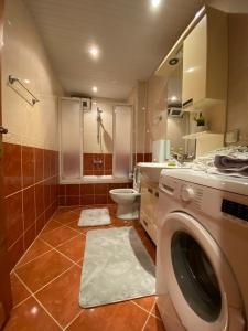 ein Badezimmer mit Waschmaschine und Toilette in der Unterkunft Alanya Merkezde Süit Daire in Alanya