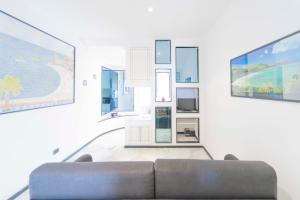 リヴァ・トリゴーゾにある213b - Casa Panorama Marino - A pochi passi dalla spiaggia di Riva, Vista Mare fino a Portofinoのリビングルーム(ソファ付)