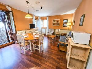 a living room with a table and a dining room at Apartamentos Gavín Biescas 3000 in Gavín