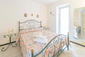 リヴァ・トリゴーゾにある213b - Casa Panorama Marino - A pochi passi dalla spiaggia di Riva, Vista Mare fino a Portofinoのタオルが敷かれたベッドのある寝室