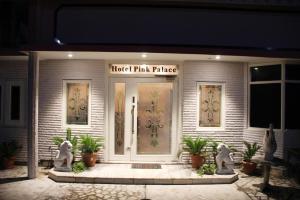 un palacio hotelero con una puerta delantera con macetas en Hotel Pink Palace, en Jaipur