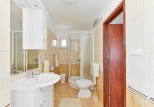 Koupelna v ubytování Apartment Kosta + 33 fotografií
