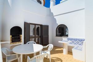 una sala da pranzo con tavolo, sedie e camino di Casa dos Cães a Poço Partido