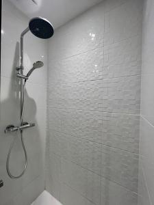 ein Badezimmer mit Dusche mit Duschkopf in der Unterkunft L'Oasis, Appartement Confort, Centre-ville in La Tremblade + 19 Fotos