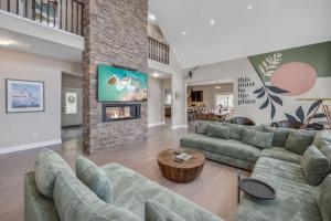 Χώρος καθιστικού στο LUX Lakefront Sleeps18 Pickleball HotTub Sauna Gym Arcade Basketball Volleyball