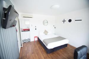 A bed or beds in a room at Siesta Central Apartments