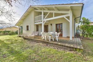 ein Haus mit einer Terrasse mit Stühlen und einem Tisch in der Unterkunft Lanton - 700m plage - Extérieur et charme in Cassy
