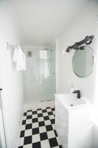 A bathroom at Siesta Central Apartments