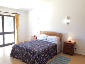 una camera da letto con un letto e una finestra di Casa dos Cães a Poço Partido Altre 23 foto