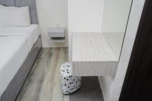 Katil atau katil-katil dalam bilik di Comfortable and Simply Studio at Bintaro Icon Apartment By Travelio +9 gambar