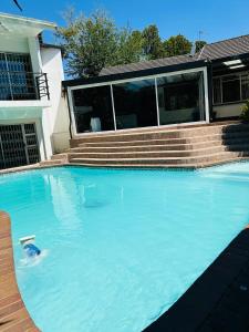 una piscina davanti a una casa di Mondeor holiday Home a Johannesburg