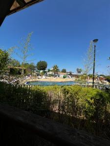 Mobil-home Camping -La Marine - 4 Étoiles - Grau du Roi - B038外面的花园