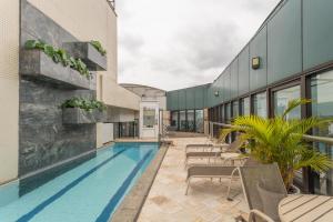 a swimming pool on the side of a building at Green Place Ibirapuera in São Paulo